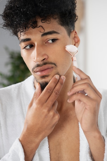 Homme faisant sa routine de soins du visage