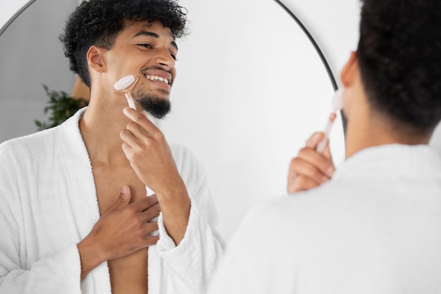 Photo gratuite homme faisant sa routine de soins du visage