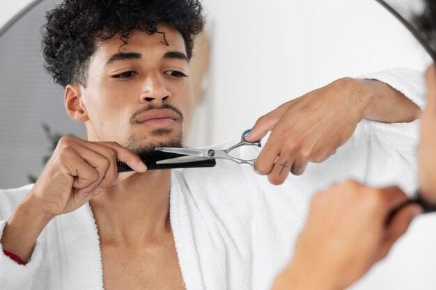 Homme faisant sa routine de soins du visage