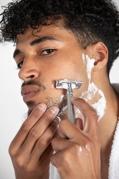 Homme faisant sa routine de soins du visage