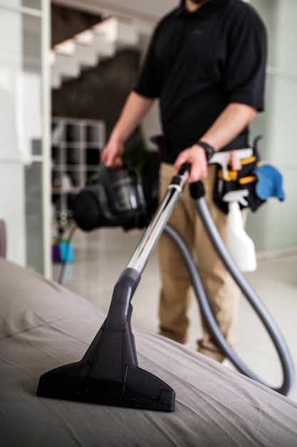 Homme faisant un service de nettoyage à domicile professionnel