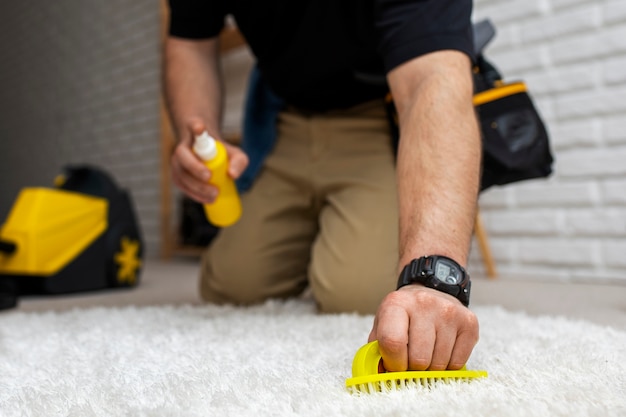 Photo gratuite homme faisant un service de nettoyage à domicile professionnel
