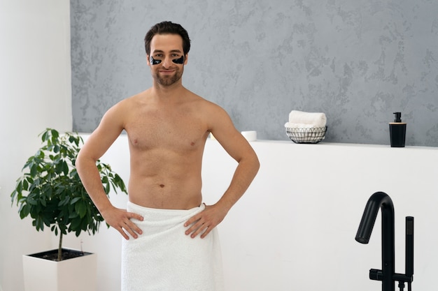 Photo gratuite homme faisant son rituel de soins personnels