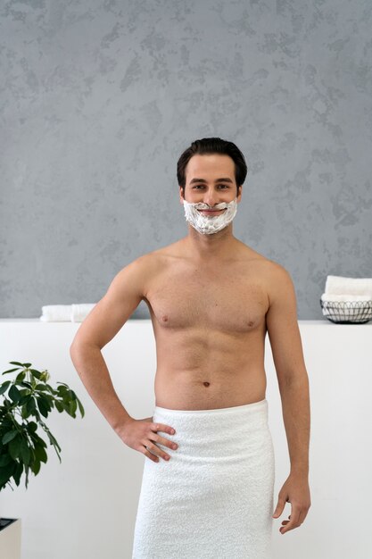 Homme faisant son rituel de soins personnels