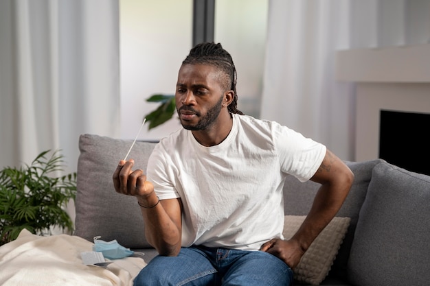 Photo gratuite homme faisant un test covid seul à la maison