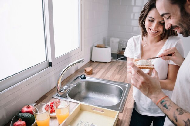 Homme faisant des toasts avec du beurre pour femme