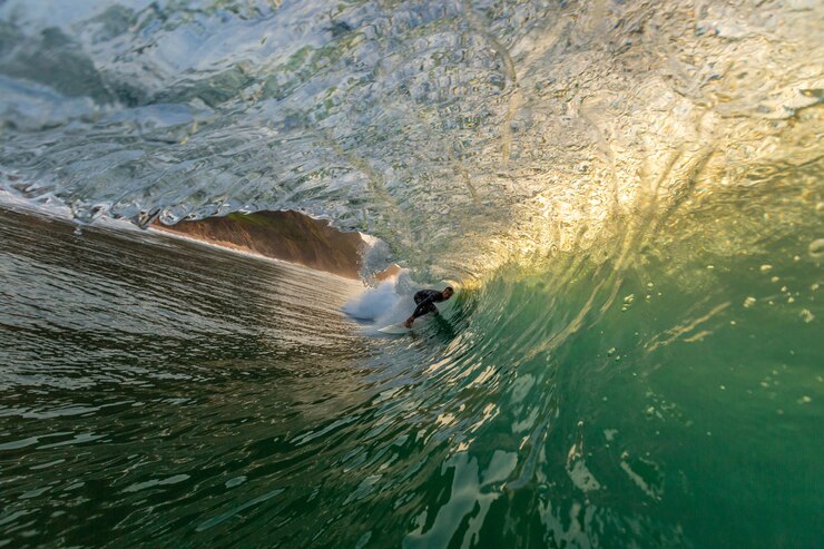 Photo gratuit homme faisant des tours de surfeur prenant en charge les fortes vagues de l'océan en algarve, portugal
