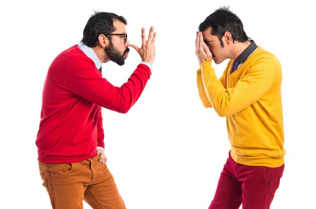 L&#39;homme fait une blague à son frère