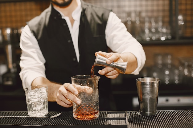 L'homme fait un cocktail