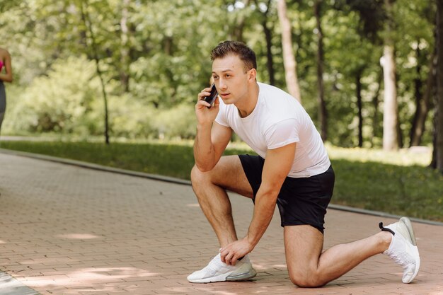 L'homme fait des exercices à l'extérieur