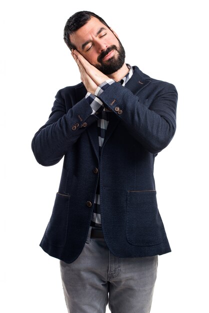 Un homme fait un geste de sommeil.