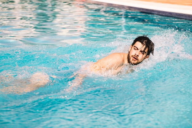 L&#39;homme fait de la natation à l&#39;avant