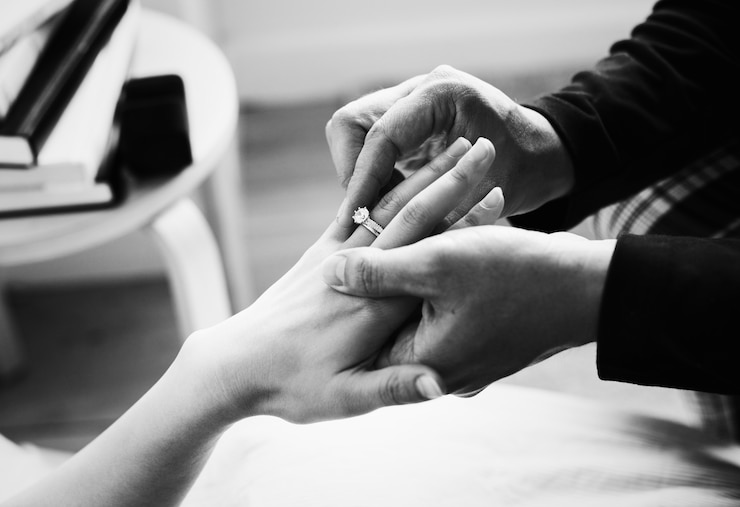 Photo gratuit un homme fait sa demande en mariage à sa petite amie.