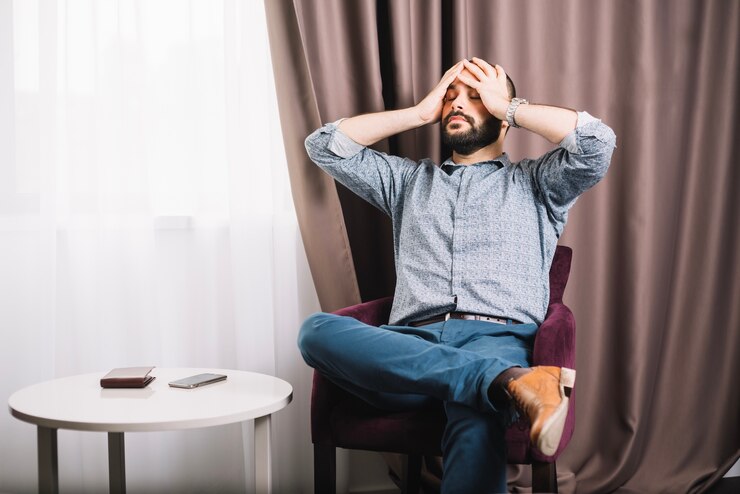 Photo gratuit homme fatigué ayant des maux de tête