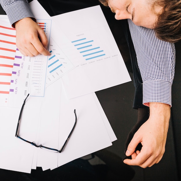 Photo gratuite homme fatigué, dormant dans les papiers