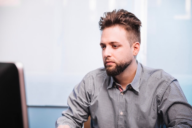 Photo gratuite homme fatigué à l'ordinateur