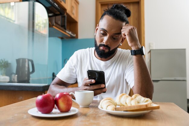 Homme fatigué en prenant son petit-déjeuner