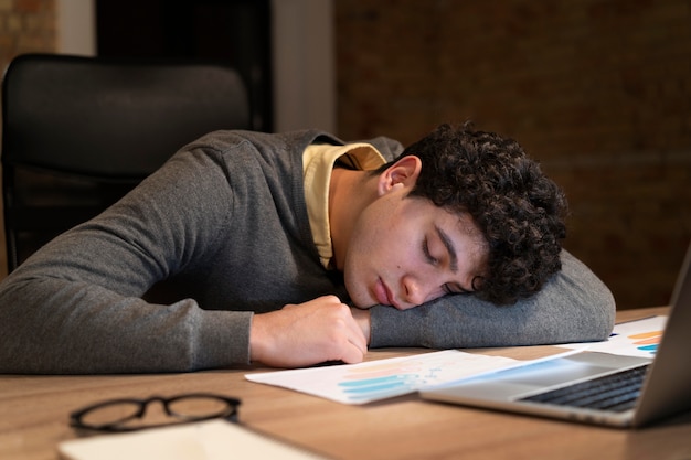 Homme fatigué travaillant tard au bureau