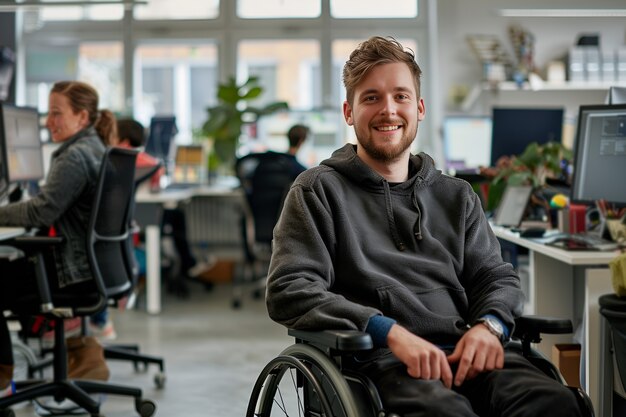 Photo gratuite homme en fauteuil roulant au travail