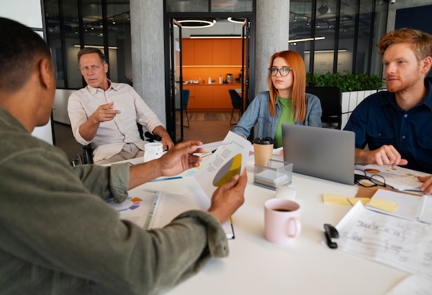 Homme en fauteuil roulant ayant un travail de bureau inclusif