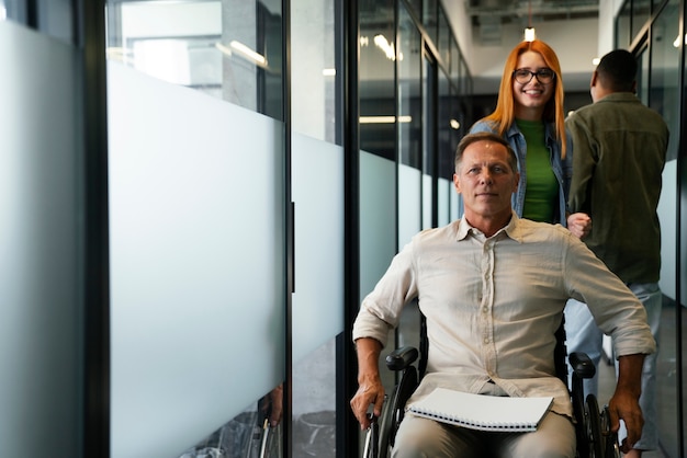 Homme en fauteuil roulant ayant un travail de bureau