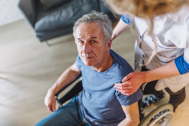 Photo gratuite homme en fauteuil roulant en maison de retraite