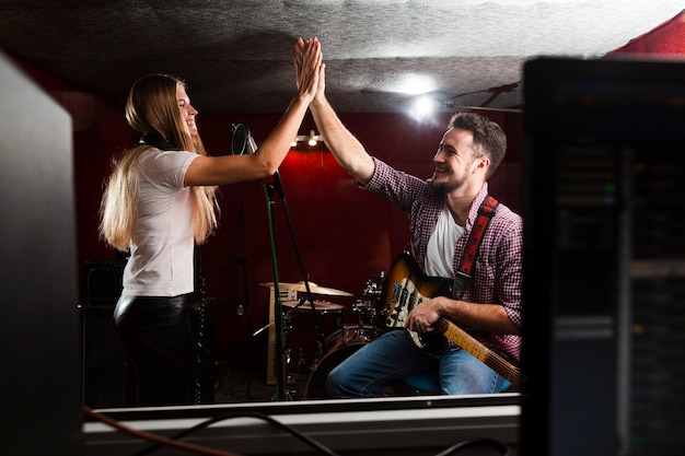 Photo gratuite homme et femme acclamant en studio