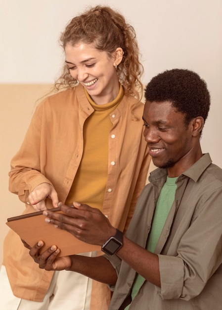 Homme et femme à l'aide d'une tablette numérique