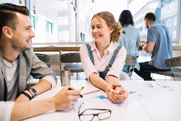 Homme et femme ayant une conversation agréable