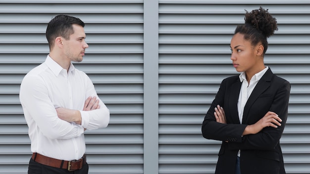 Homme et femme ayant un désaccord