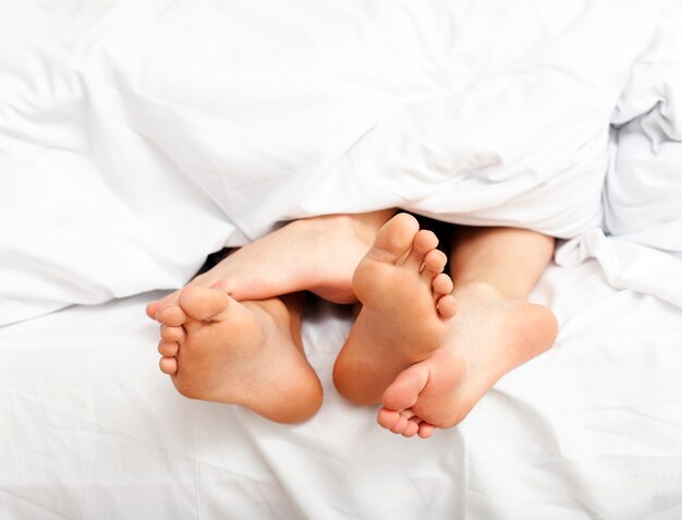 Homme et femme ayant une matinée de détente au lit