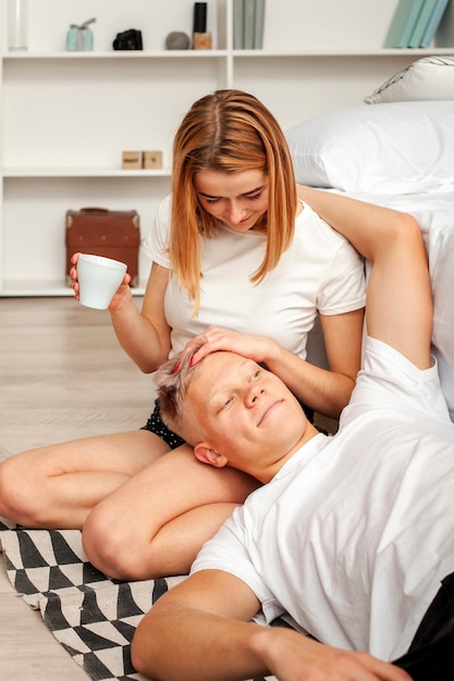 Homme et femme ayant une matinée de détente