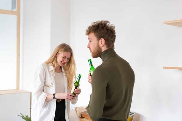 Homme et femme buvant de la bière