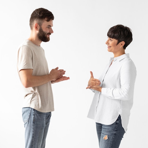 Homme et femme communiquant par la langue des signes