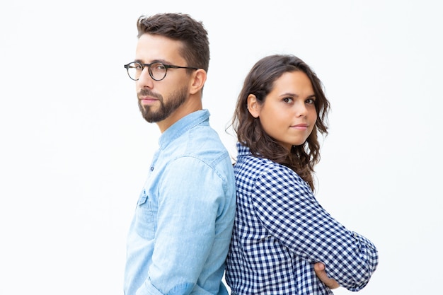 Photo gratuite homme et femme confiants debout dos à dos