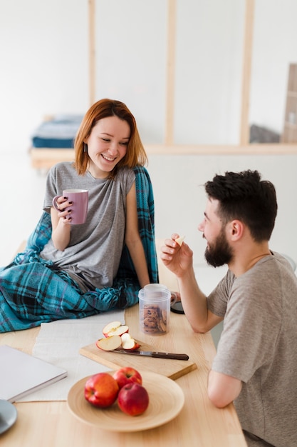 Homme femme, conversation, dans cuisine