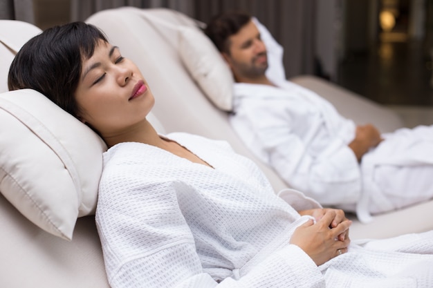 L&#39;homme et la femme couchée en blouse blanche