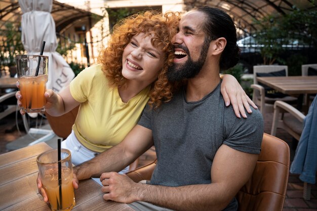 Homme et femme de coup moyen avec des boissons