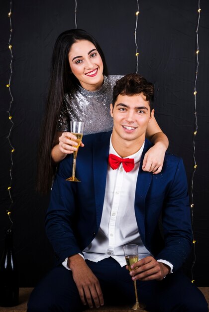 Homme et femme avec des coupes de champagne