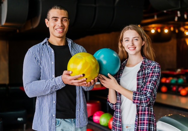 Homme et femme dans un club de bowling