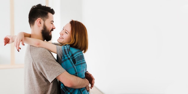 Homme et femme dans la cuisine avec espace copie