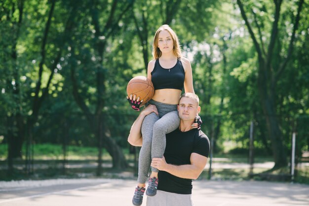 Homme et femme dans le parc