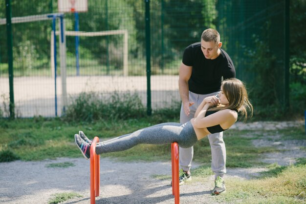 Homme et femme dans le parc