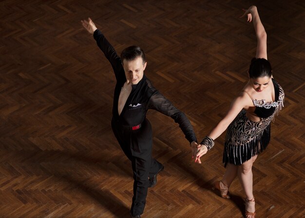 Homme et femme dansant ensemble dans une scène de salle de bal