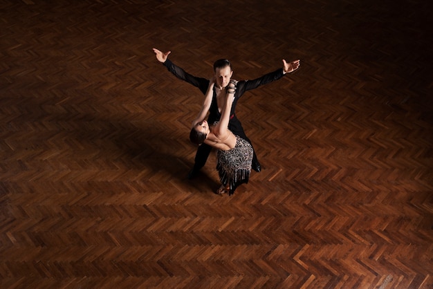 Homme et femme dansant ensemble dans une scène de salle de bal