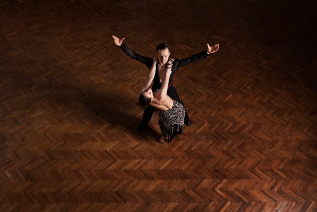 Homme et femme dansant ensemble dans une scène de salle de bal