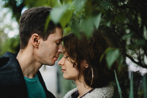 Homme avec femme debout face à face et ont fermé les yeux