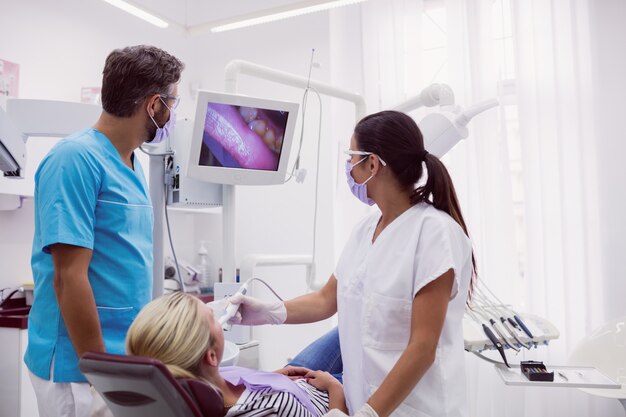 Homme et femme dentiste examinant le patient