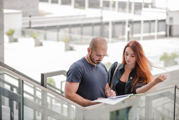 Homme et femme avec des docs ensemble