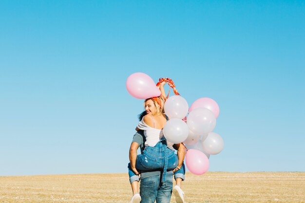 Homme avec une femme sur le dos